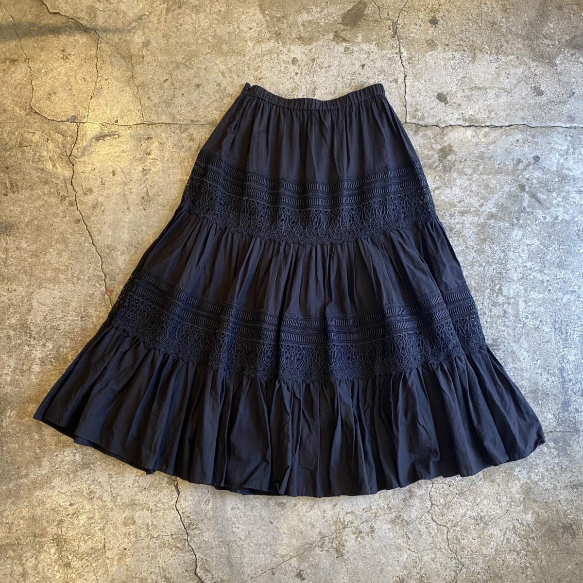 画像2: BLACK COLOR DESIGN TIERED LACE FLARE SKIRT / W25~W29 (2)