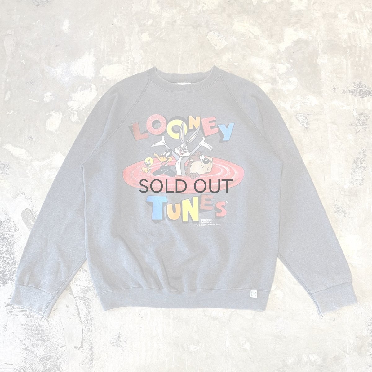 画像1: 90's "LOONEY TUNES" CHARACTER PRINTED SWEAT / Mens L / MADE IN USA (1)
