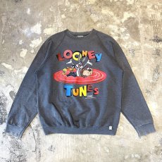 画像1: 90's "LOONEY TUNES" CHARACTER PRINTED SWEAT / Mens L / MADE IN USA (1)
