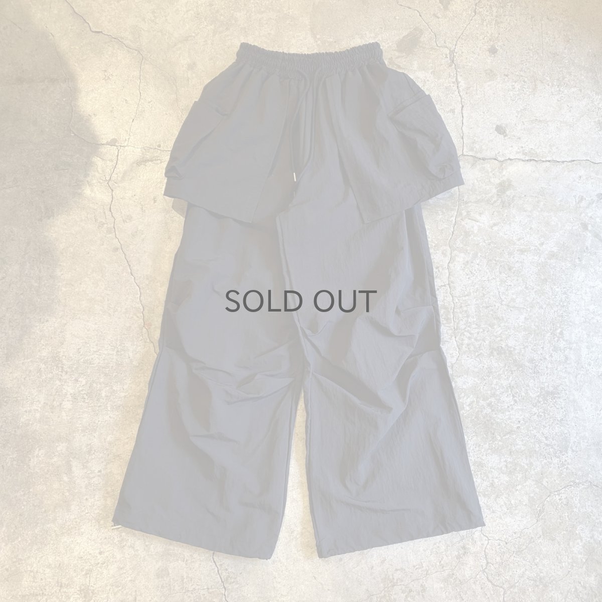 画像1: 【WONDERGROUND】LAYERED COLOR APRON PANTS / BLACK / OS (1)