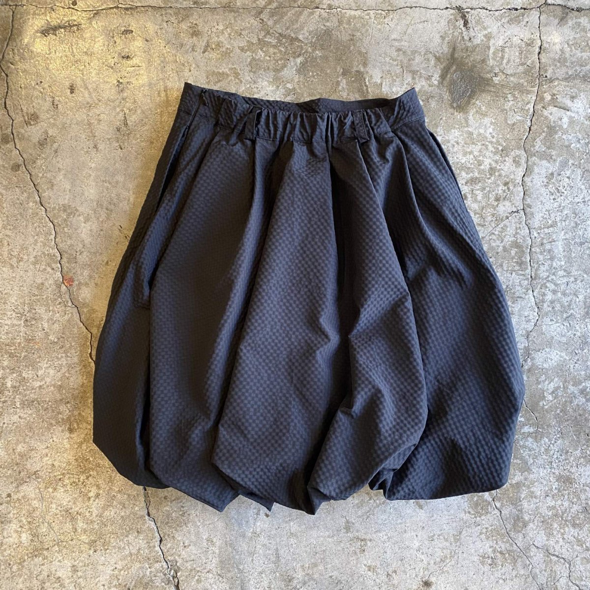 画像2: EMBOSS DESIGN BALLOON VOLUME SKIRT / W24~W28 (2)