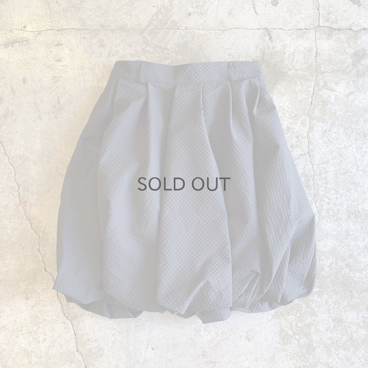 画像1: EMBOSS DESIGN BALLOON VOLUME SKIRT / W24~W28 (1)
