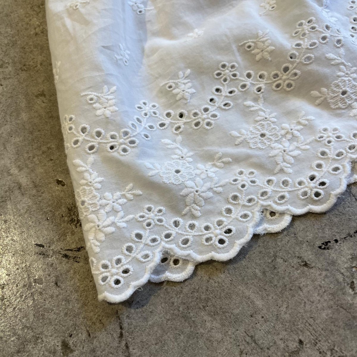 画像3: FLOWER EMBROIDERY DESIGN DOWN LACE LAYERED SKIRT / W24~34 (3)