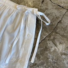 画像9: FLOWER EMBROIDERY DESIGN DOWN LACE LAYERED SKIRT / W24~34 (9)