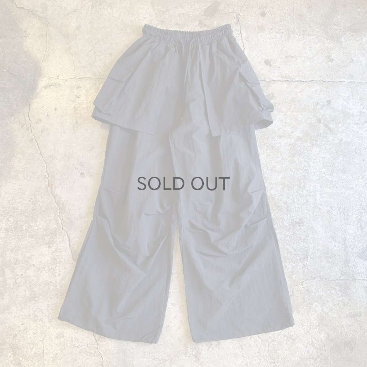 画像1: 【WONDERGROUND】LAYERED COLOR APRON PANTS / BLACK / OS (1)