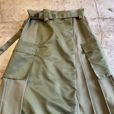 画像4: 【WONDERGROUND】FRONT SLIT ZIP PLEATED BELT CARGO SKIRT / OS / KHAKI (4)