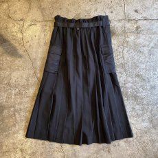 画像2: 【WONDERGROUND】FRONT SLIT ZIP PLEATED BELT CARGO SKIRT / OS / BLACK (2)