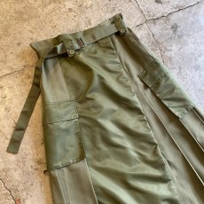画像3: 【WONDERGROUND】FRONT SLIT ZIP PLEATED BELT CARGO SKIRT / OS / KHAKI (3)