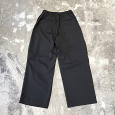 画像2: 【WONDERGROUND】KNEE TUCK WIDE SILHOUETTE SLACKS / BLACK / OS (2)