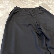 画像9: 【WONDERGROUND】KNEE TUCK WIDE SILHOUETTE SLACKS / BLACK / OS (9)