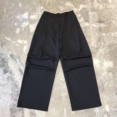 画像1: 【WONDERGROUND】KNEE TUCK WIDE SILHOUETTE SLACKS / BLACK / OS (1)