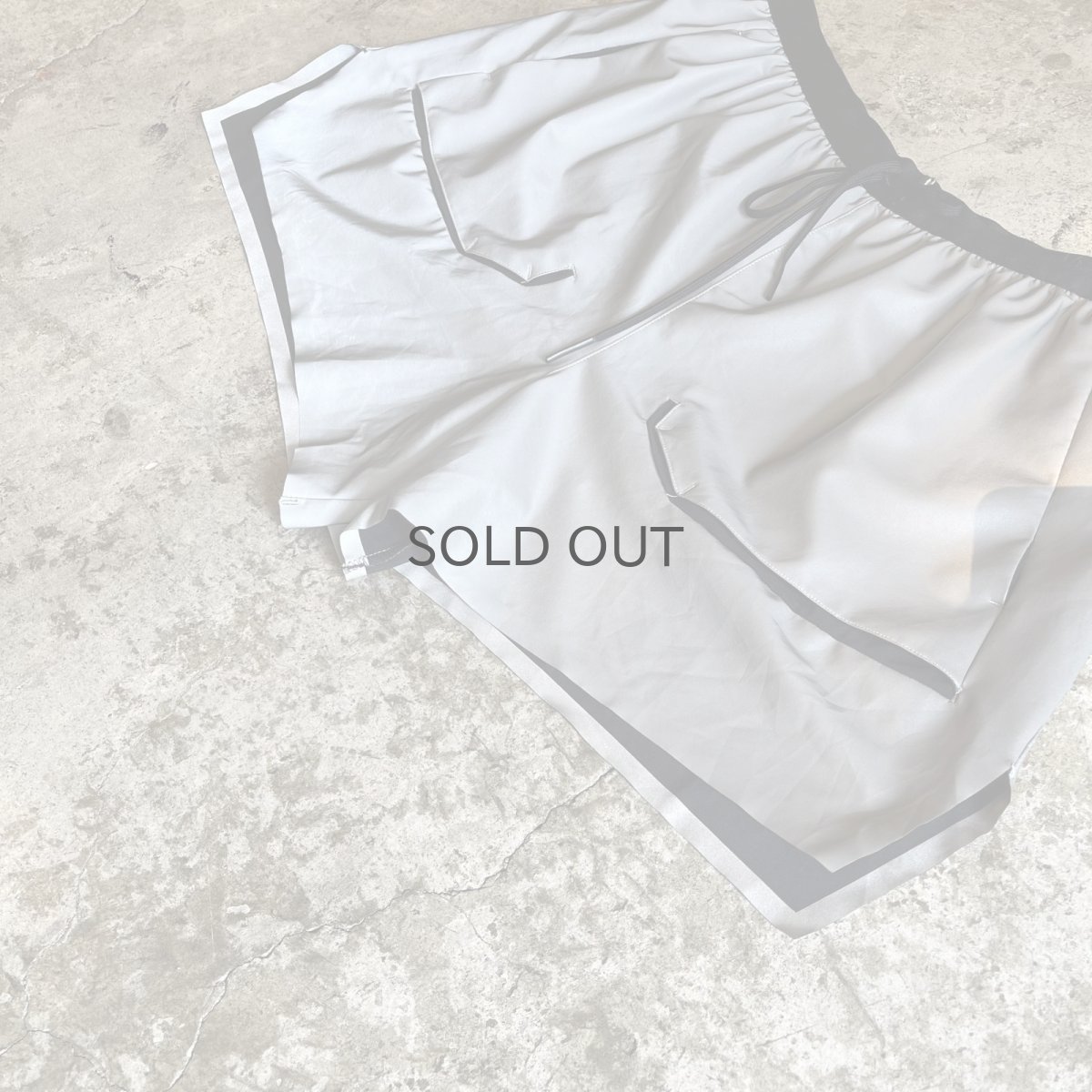 画像4: 【NIKE】METALLIC SILVER COLOR RUNNING SHORT PANTS / W22~W36(L) (4)