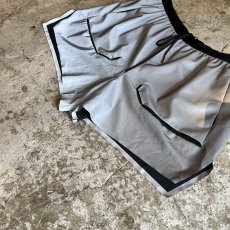 画像4: 【NIKE】METALLIC SILVER COLOR RUNNING SHORT PANTS / W22~W36(L) (4)