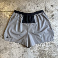 画像2: 【NIKE】METALLIC SILVER COLOR RUNNING SHORT PANTS / W22~W36(L) (2)
