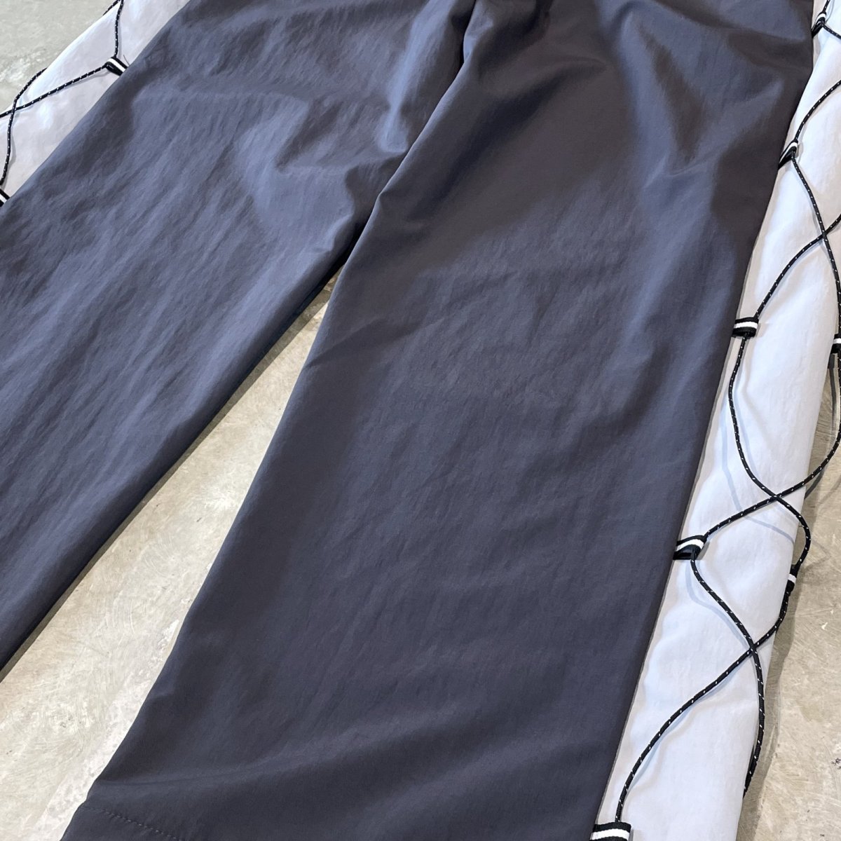 画像6: 【WONDERGROUND】SIDE COLOR LACE UP WIDE NYLON PANTS / GREY / OS (6)