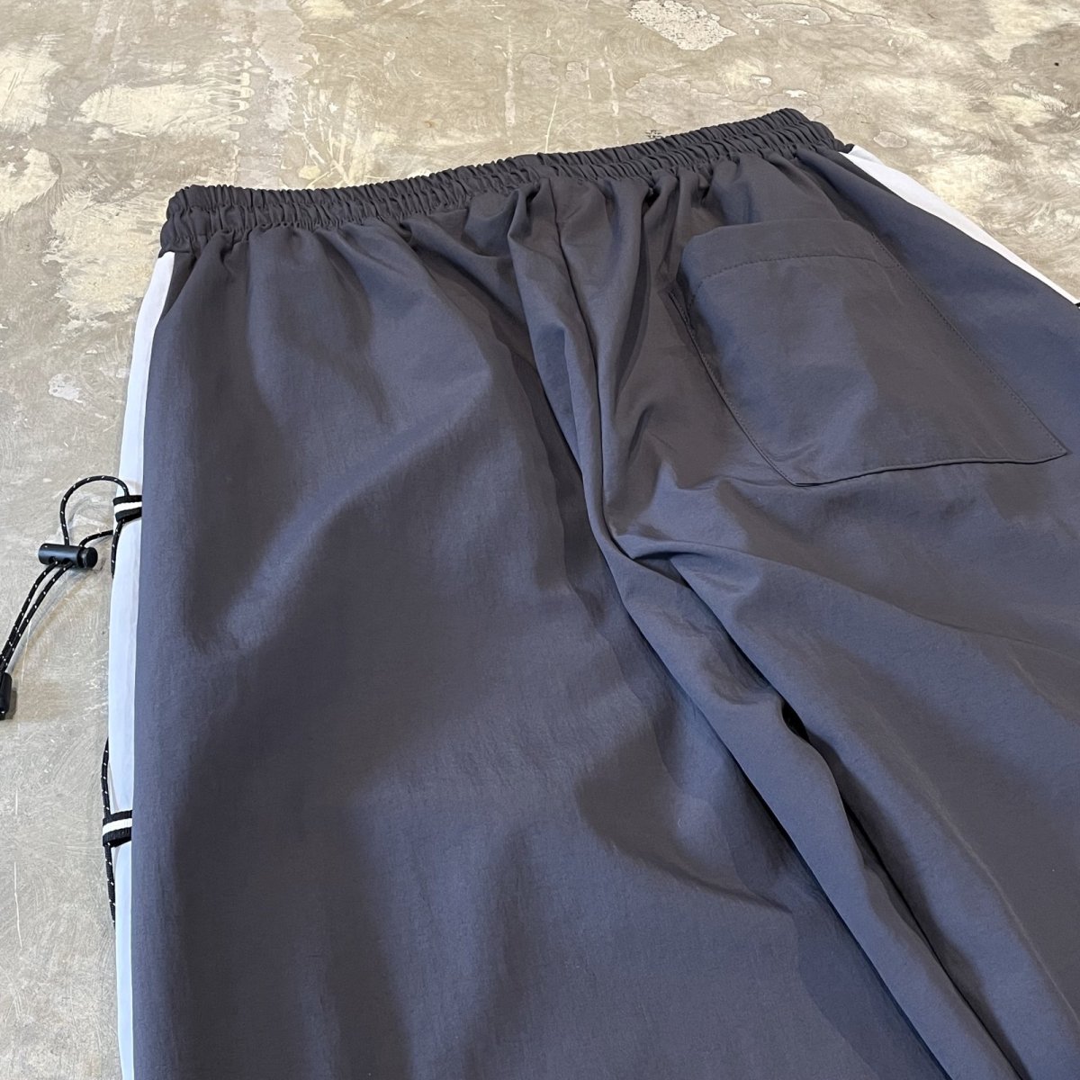 画像9: 【WONDERGROUND】SIDE COLOR LACE UP WIDE NYLON PANTS / GREY / OS (9)