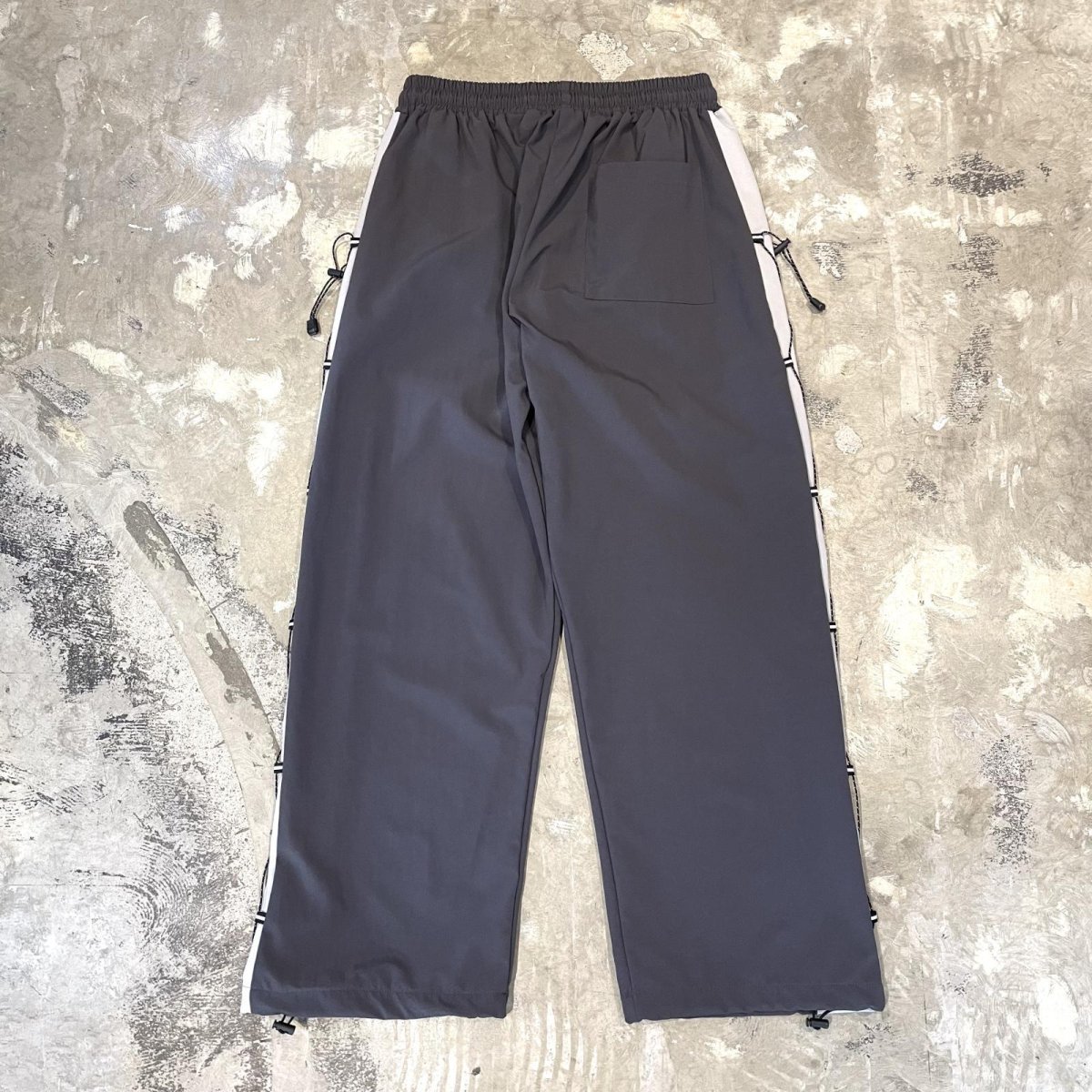 画像2: 【WONDERGROUND】SIDE COLOR LACE UP WIDE NYLON PANTS / GREY / OS (2)