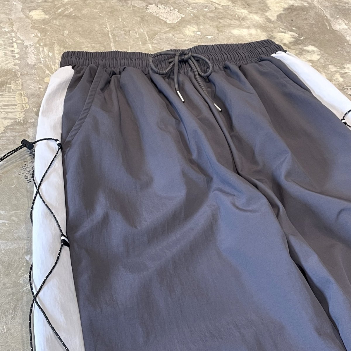 画像3: 【WONDERGROUND】SIDE COLOR LACE UP WIDE NYLON PANTS / GREY / OS (3)