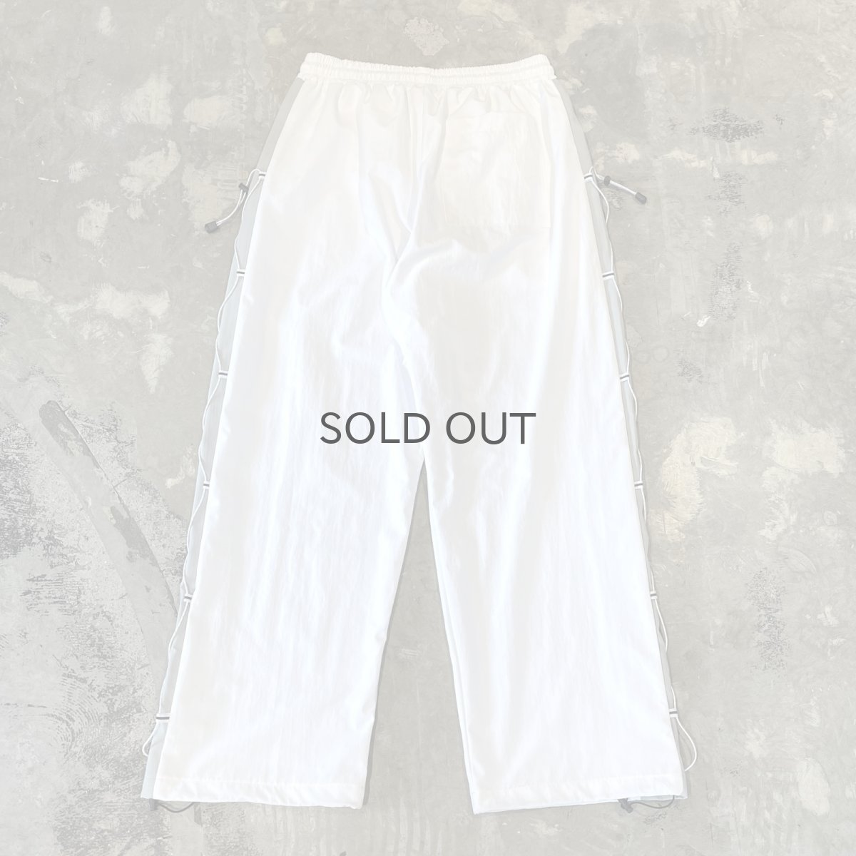 画像2: 【WONDERGROUND】SIDE COLOR LACE UP WIDE NYLON PANTS / WHITE / OS (2)