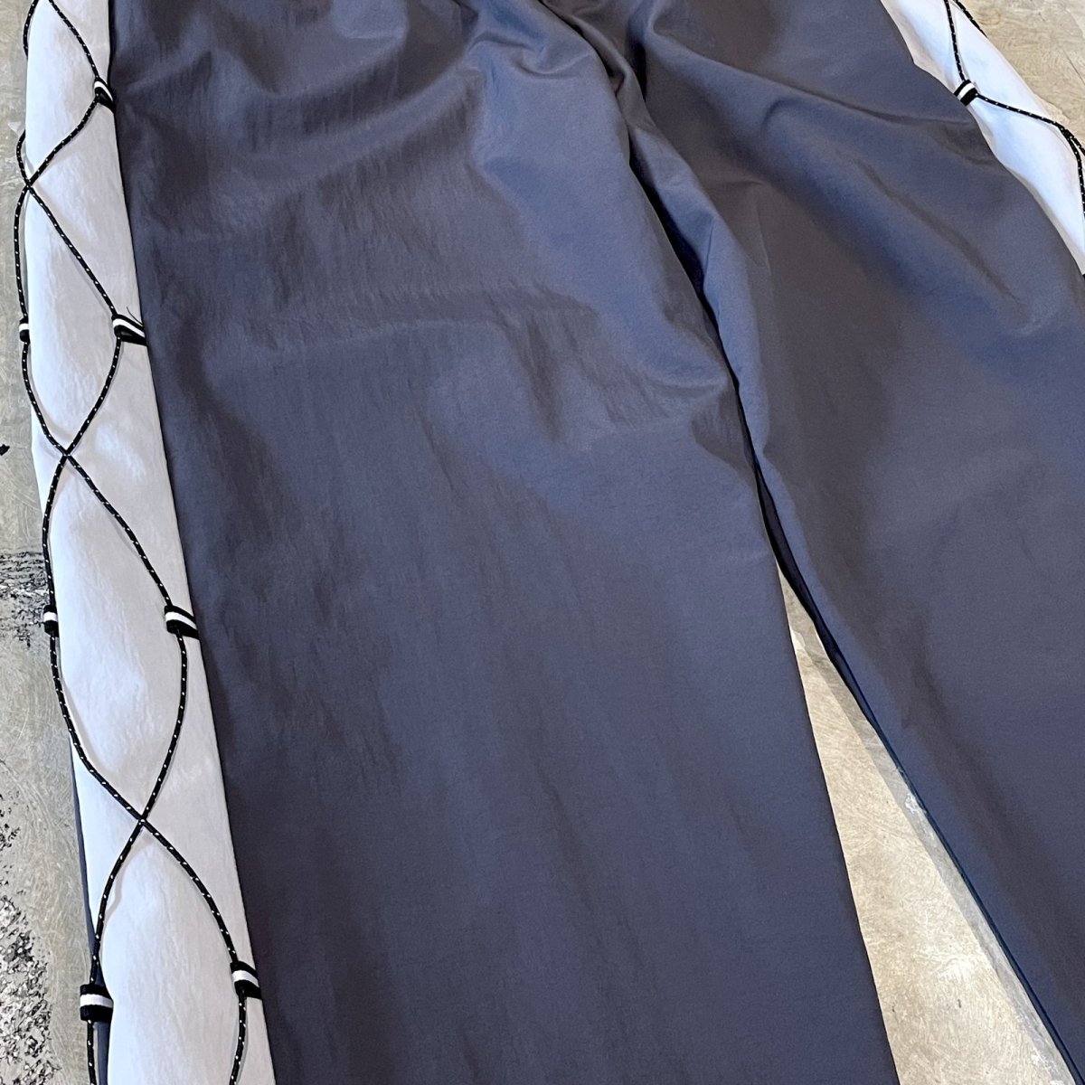 画像5: 【WONDERGROUND】SIDE COLOR LACE UP WIDE NYLON PANTS / GREY / OS (5)