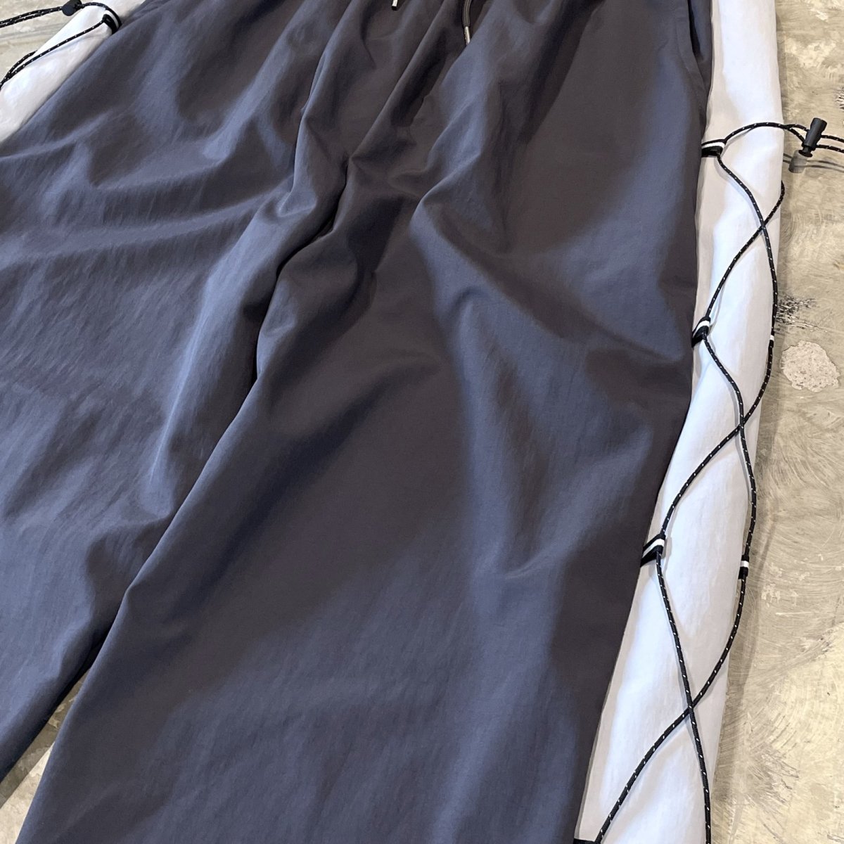 画像4: 【WONDERGROUND】SIDE COLOR LACE UP WIDE NYLON PANTS / GREY / OS (4)