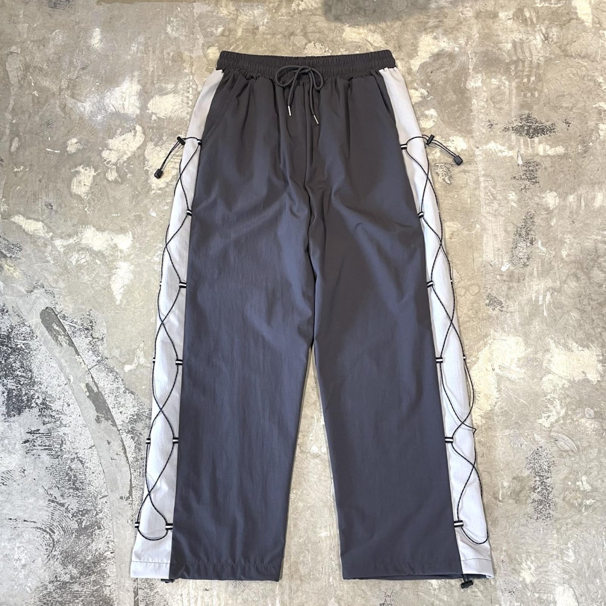 画像1: 【WONDERGROUND】SIDE COLOR LACE UP WIDE NYLON PANTS / GREY / OS (1)