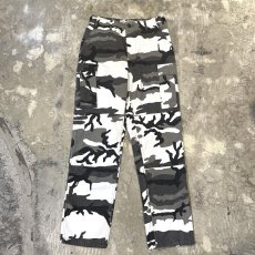 画像1: ALL OVER CAMOUFLAGE PATTERN CARGO PANTS / W31 (1)