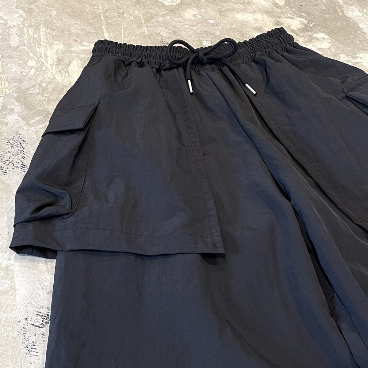 画像3: 【WONDERGROUND】LAYERED COLOR APRON PANTS / BLACK / OS (3)