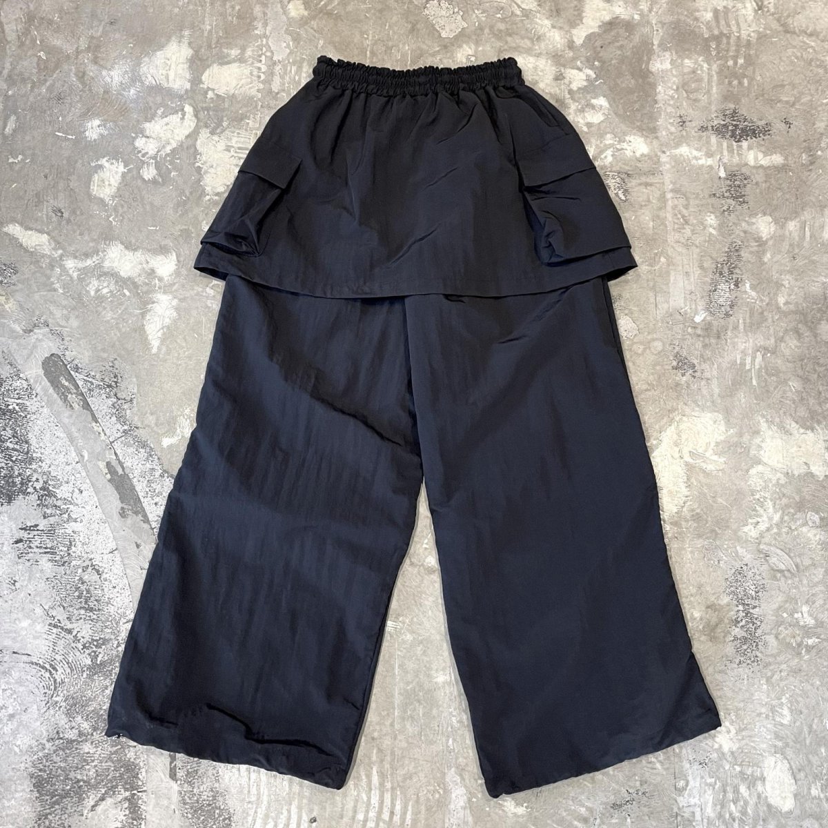 画像2: 【WONDERGROUND】LAYERED COLOR APRON PANTS / BLACK / OS (2)