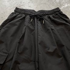 画像10: 【WONDERGROUND】KNEE TUCK WIDE SILHOUETTE CADGO PANTS / BLACK / OS (10)