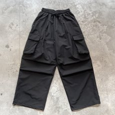 画像1: 【WONDERGROUND】KNEE TUCK WIDE SILHOUETTE CADGO PANTS / BLACK / OS (1)