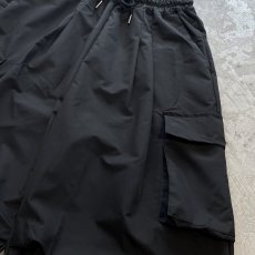 画像4: 【WONDERGROUND】KNEE TUCK WIDE SILHOUETTE CADGO PANTS / BLACK / OS (4)