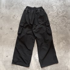 画像2: 【WONDERGROUND】KNEE TUCK WIDE SILHOUETTE CADGO PANTS / BLACK / OS (2)