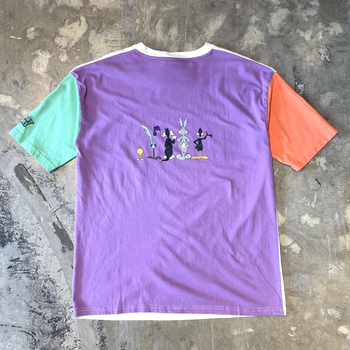 画像2: "LOONEY TUNES" CHARACTER PRINTED COLOR SWITCHED S/S TEE / Mens M (2)