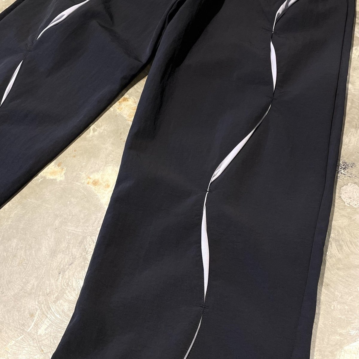 画像6: 【WONDERGROUND】WAVE NOTCH PATTERN NYLON PANTS / BLACK / OS (6)