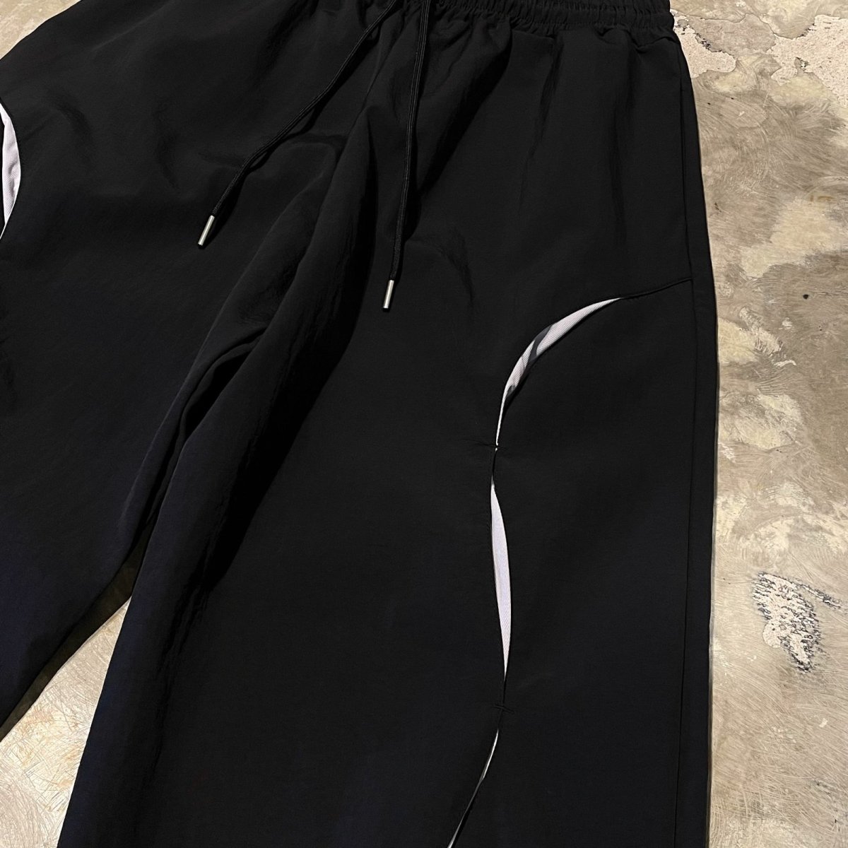 画像4: 【WONDERGROUND】WAVE NOTCH PATTERN NYLON PANTS / BLACK / OS (4)