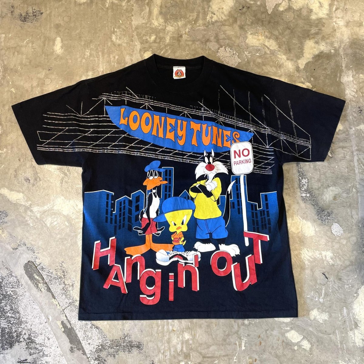 画像1: 90's "LOONEY TUNES" CHARACTERS OVER PRINTED S/S TEE / Mens L (1)