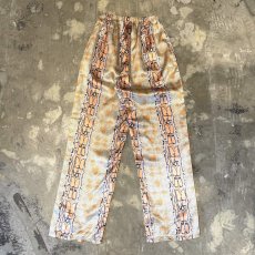 画像2: ALL OVER PATTERN STRAIGHT SILHOUETTE SATIN PANTS / W23~ (2)