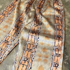 画像4: ALL OVER PATTERN STRAIGHT SILHOUETTE SATIN PANTS / W23~ (4)