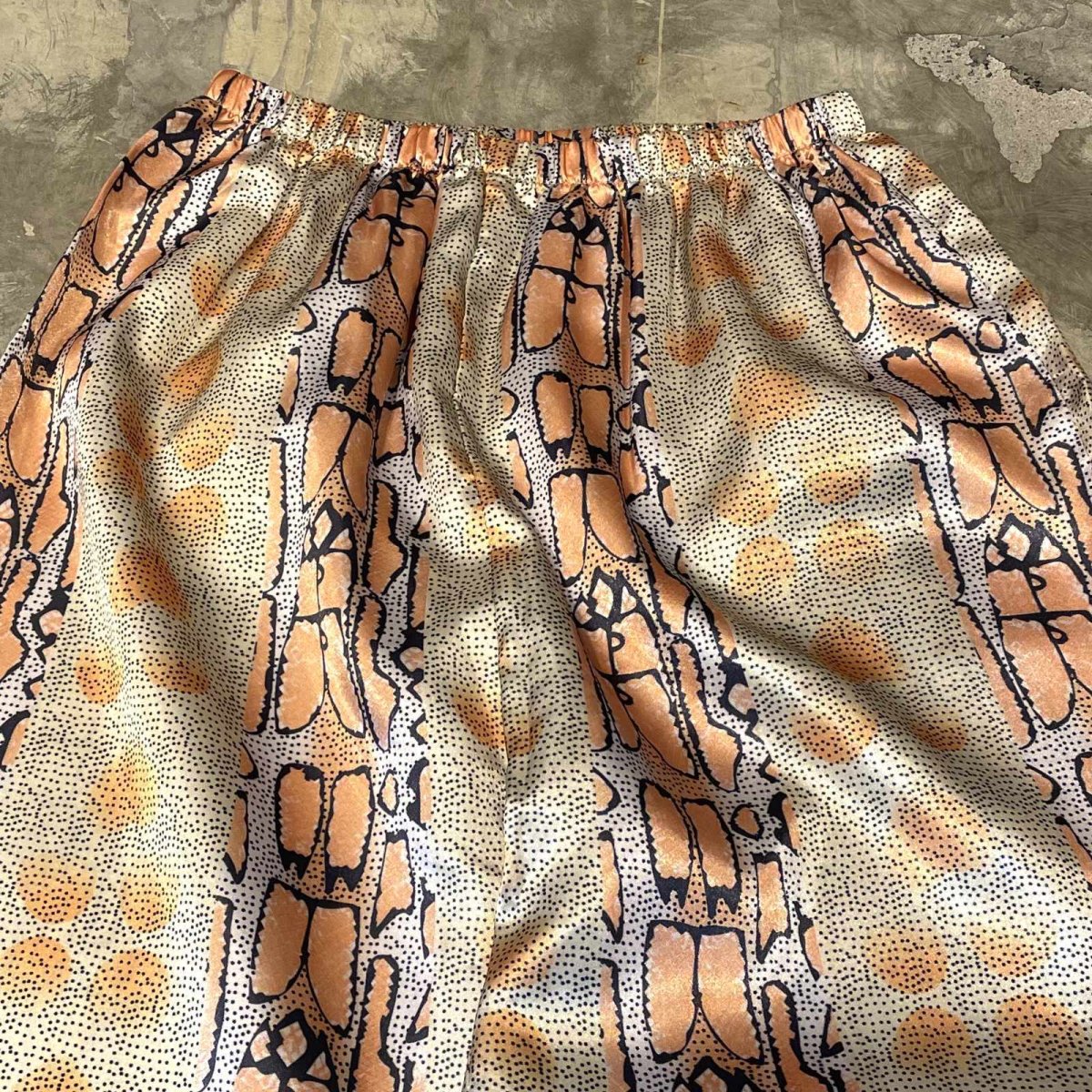 画像10: ALL OVER PATTERN STRAIGHT SILHOUETTE SATIN PANTS / W23~ (10)