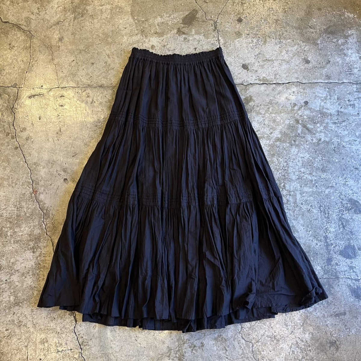 画像2: BLACK COLOR GATHER DESIGN FLARE SKIRT / ~W30 (2)