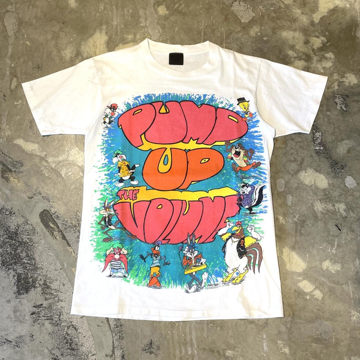 画像1: 90's "LOONEY TUNES" CHARACTERS PRINTED S/S TEE / Mens L / MEDA IN USA (1)