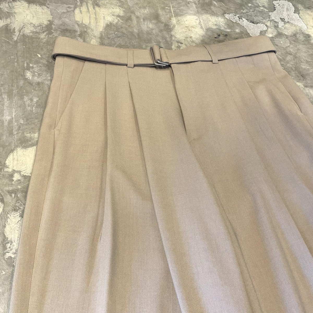 画像3: 【WONDERGROUND】2TUCK WIDE SILHOUETTE BELTED SLACKS / BEIGE / OS (3)