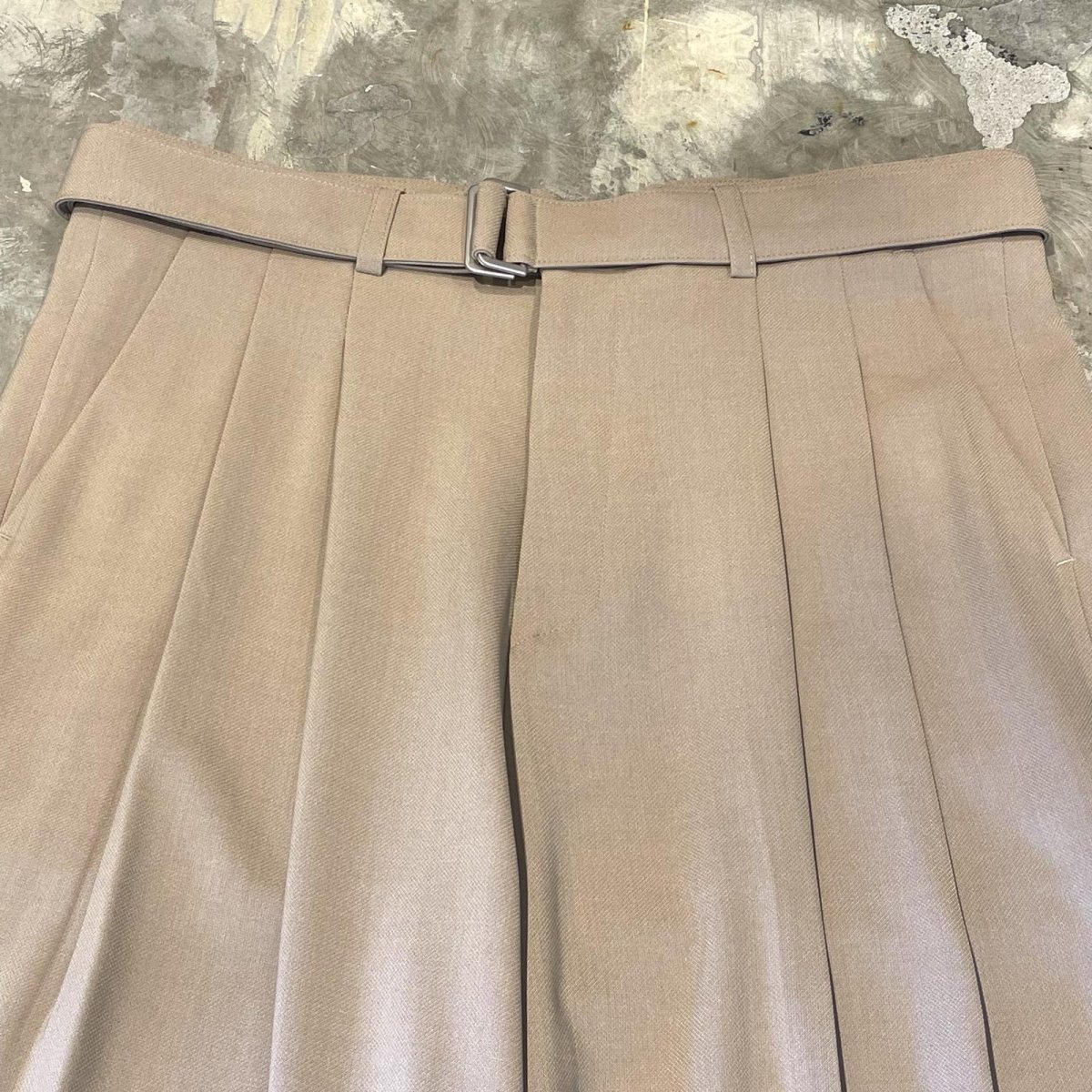 画像10: 【WONDERGROUND】2TUCK WIDE SILHOUETTE BELTED SLACKS / BEIGE / OS (10)