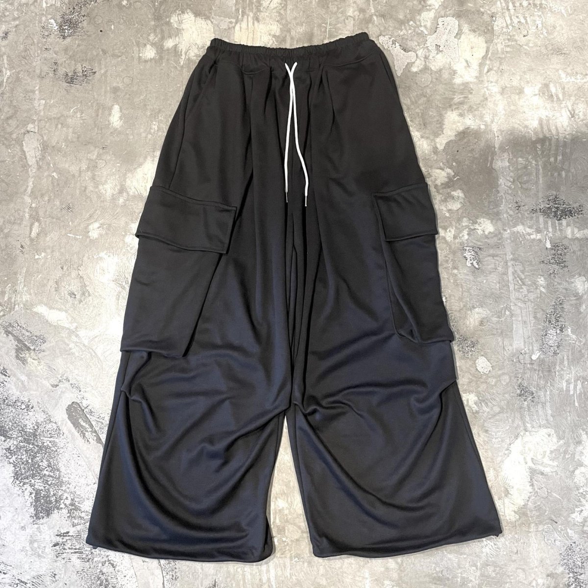 画像1: 【WONDERGROUND】BIG CARGO POCKET WIDE SWEAT PANTS / BLACK / OS (1)
