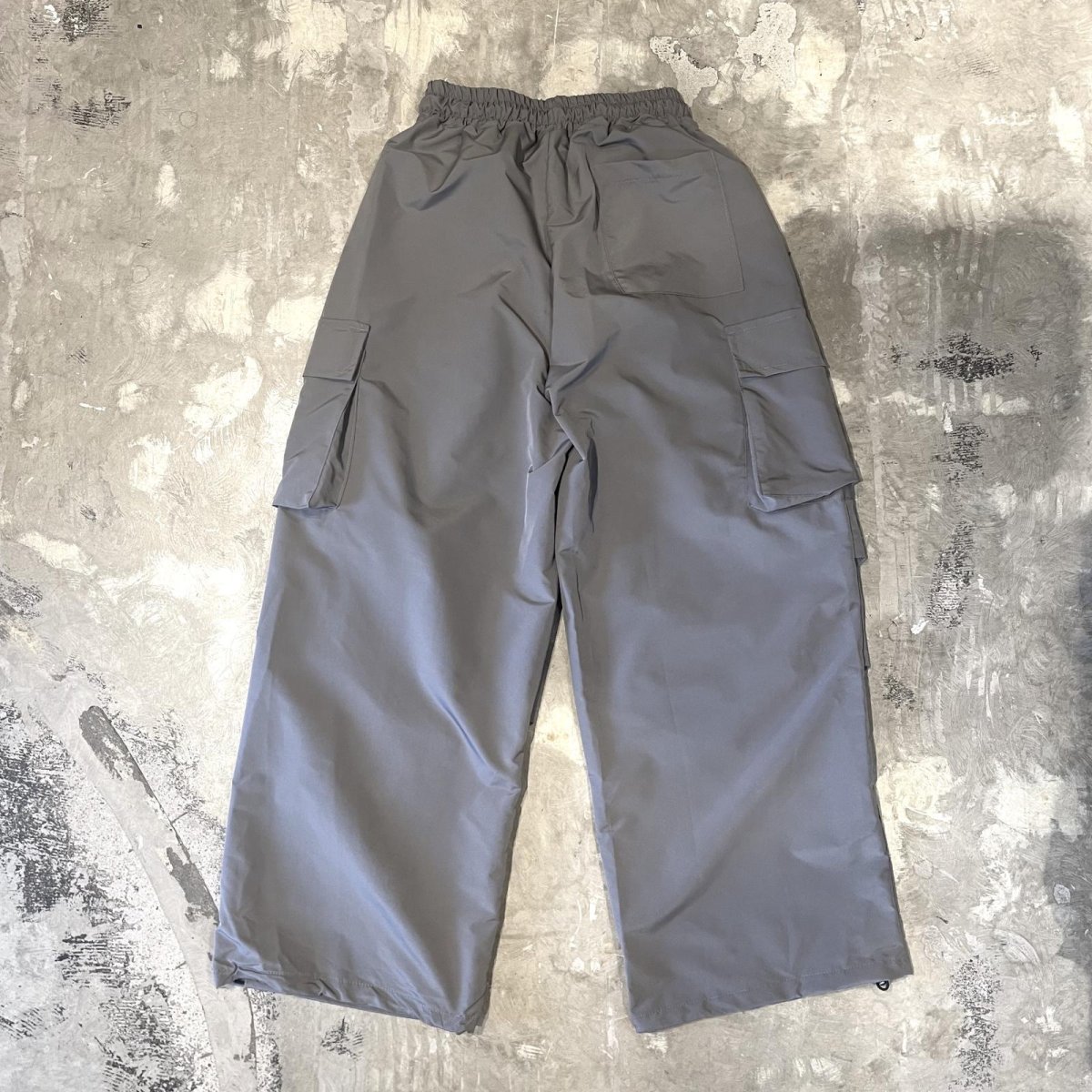 画像2: 【WONDERGROUND】KNEE TUCK WIDE SILHOUETTE CADGO PANTS / GRAY / OS (2)