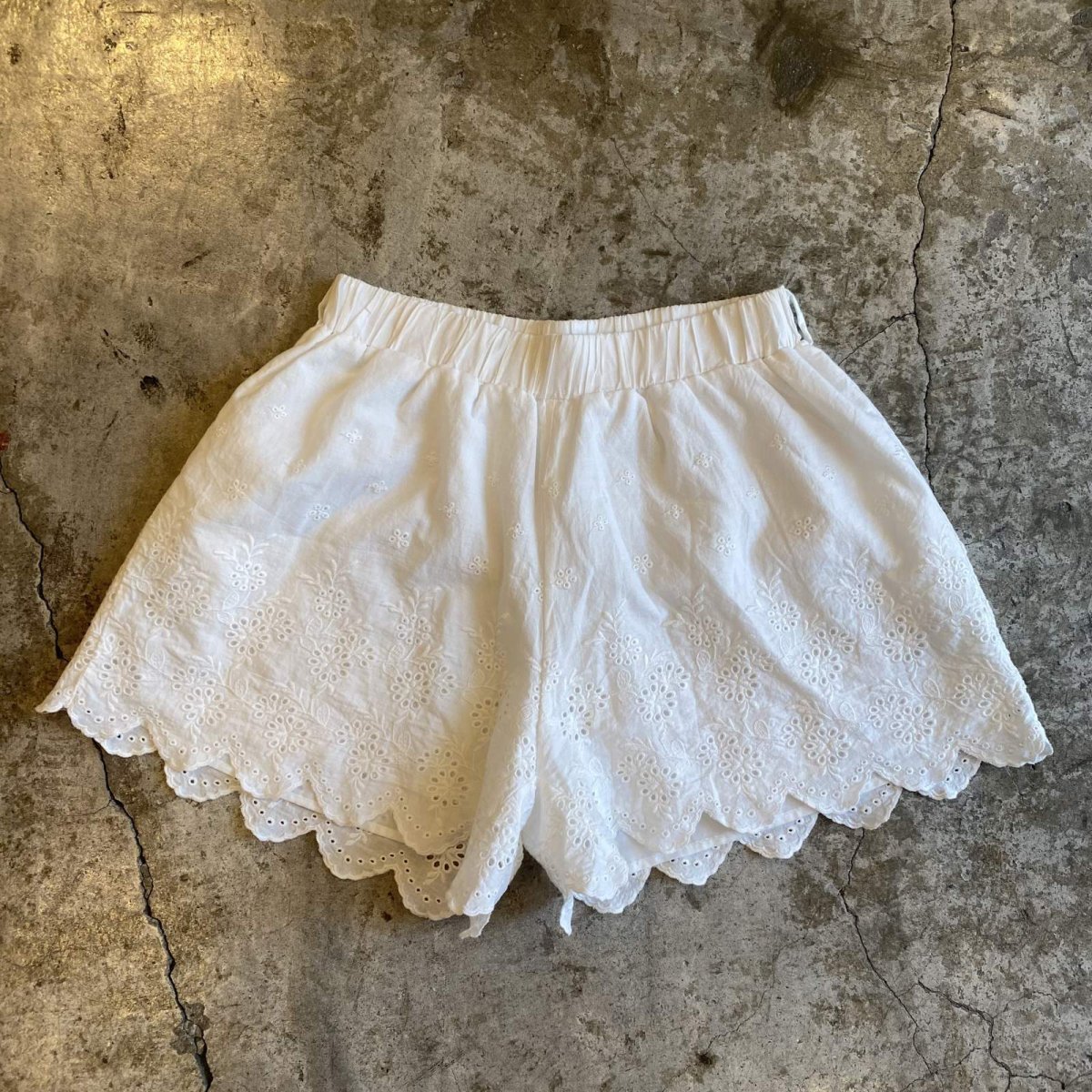 画像1: PUNCHING LACE FLOWER PATTERN DESIGN SHORT PANTS / W24~W37 (1)