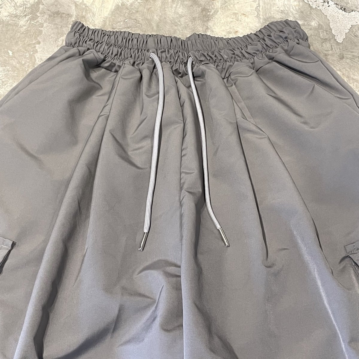 画像10: 【WONDERGROUND】KNEE TUCK WIDE SILHOUETTE CADGO PANTS / GRAY / OS (10)