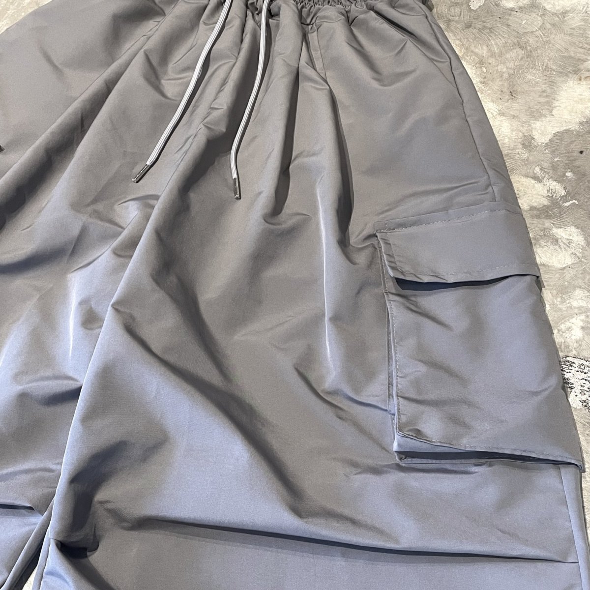 画像4: 【WONDERGROUND】KNEE TUCK WIDE SILHOUETTE CADGO PANTS / GRAY / OS (4)