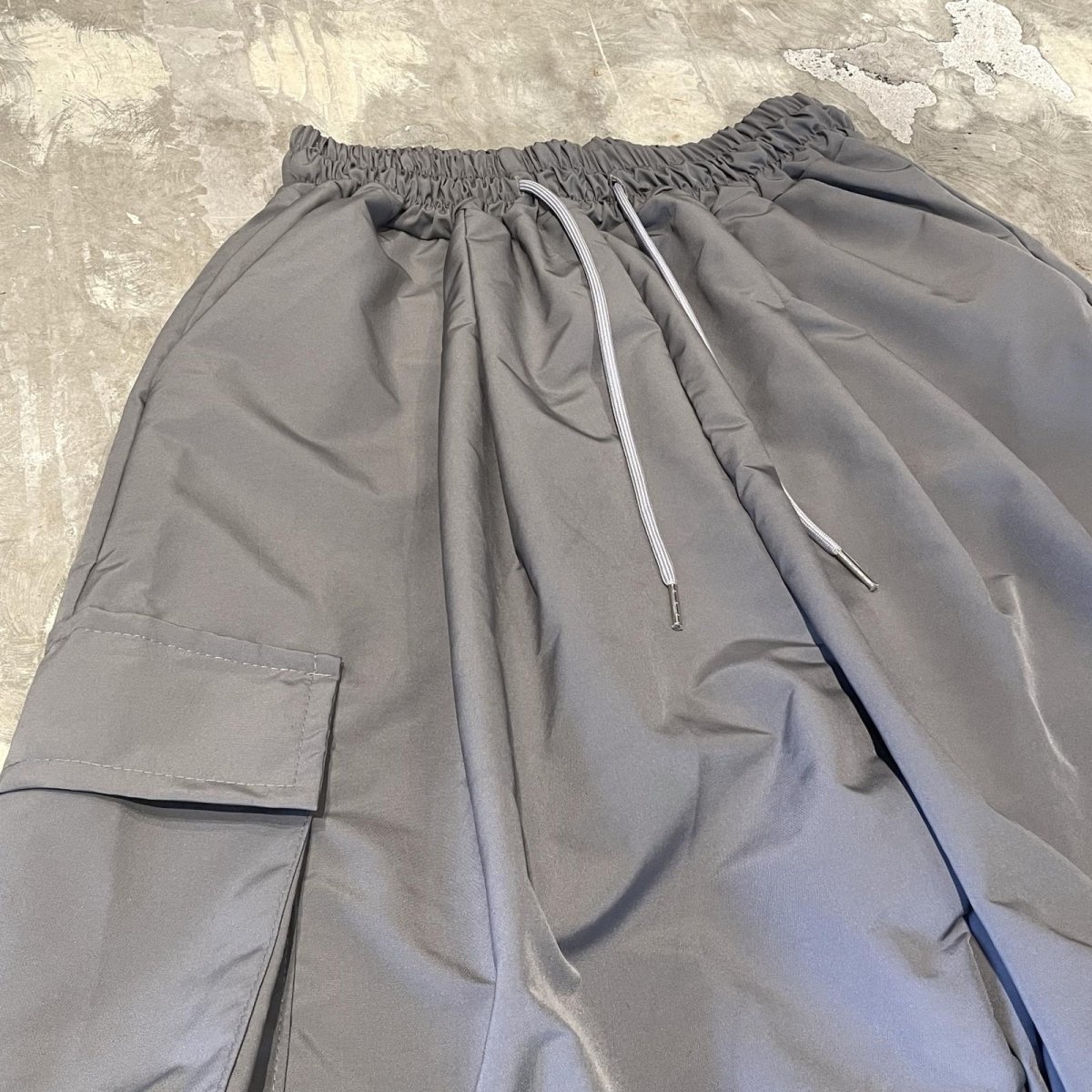 画像3: 【WONDERGROUND】KNEE TUCK WIDE SILHOUETTE CADGO PANTS / GRAY / OS (3)